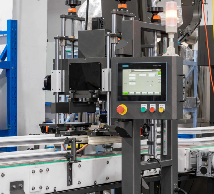 hot melt roll fed labeling machine