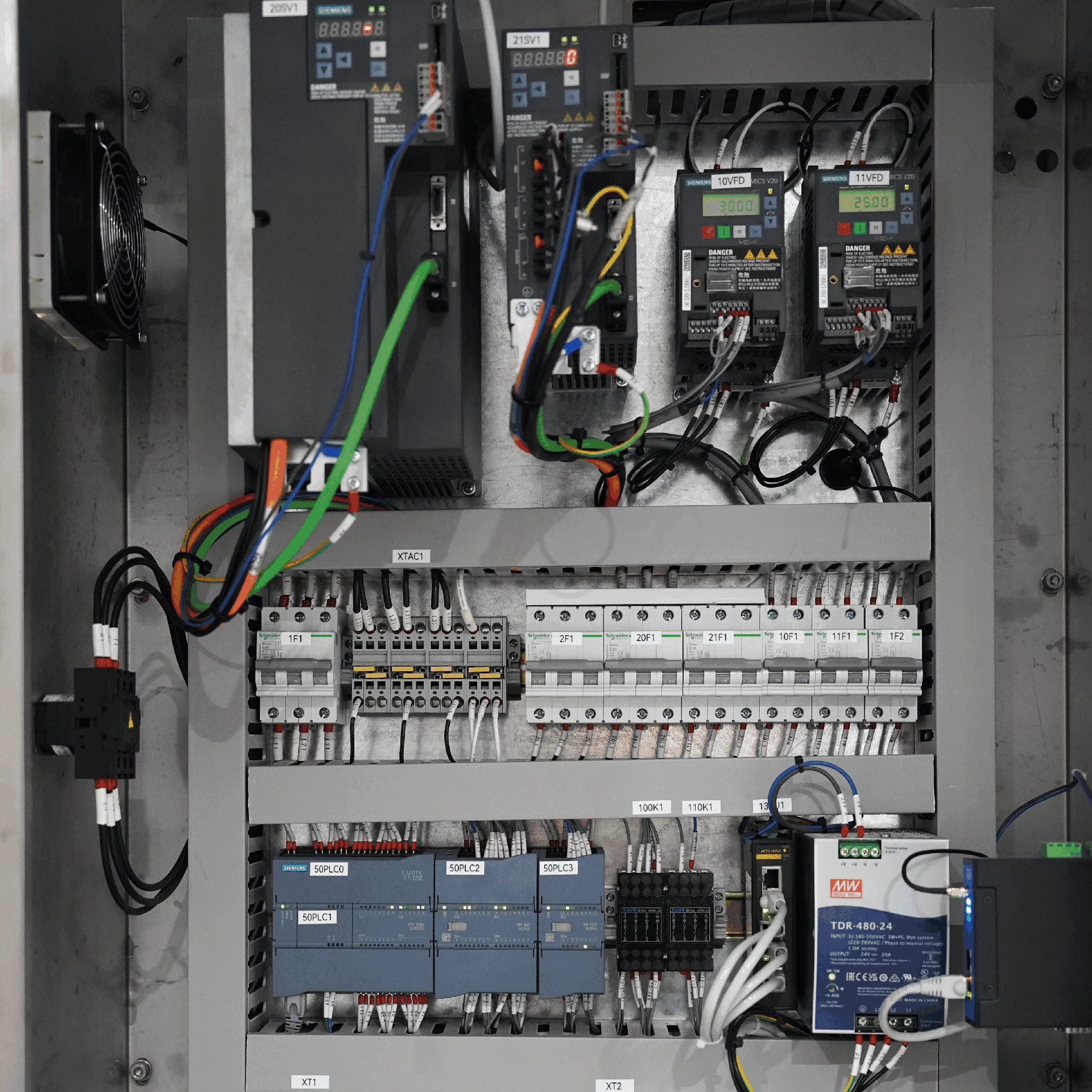 Non-jamming vibratory bowl feeder and capping machine for lotion pumps and sprayers