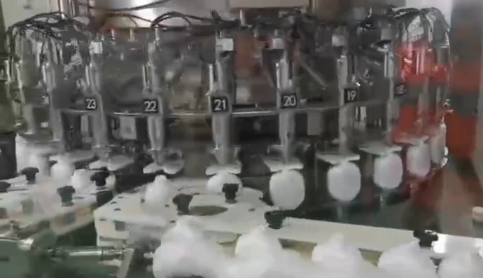 Intelligent servo-controlled rotary filling machine with 30 nozzles for lotion bottles