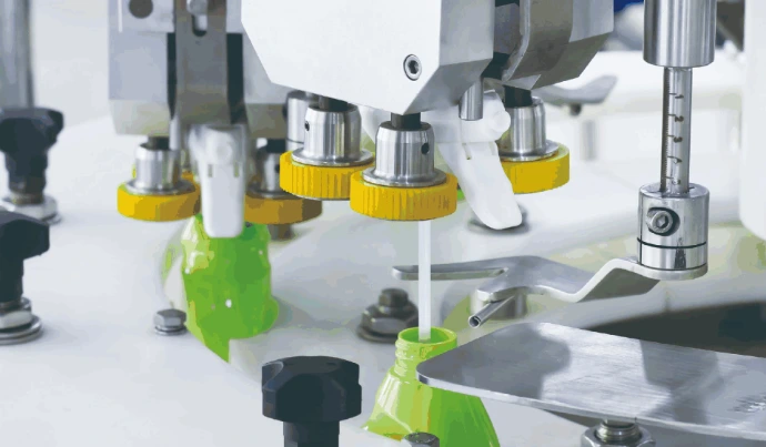 gentle mechanical dip-tube guidance and trigger pump infeed mechanism